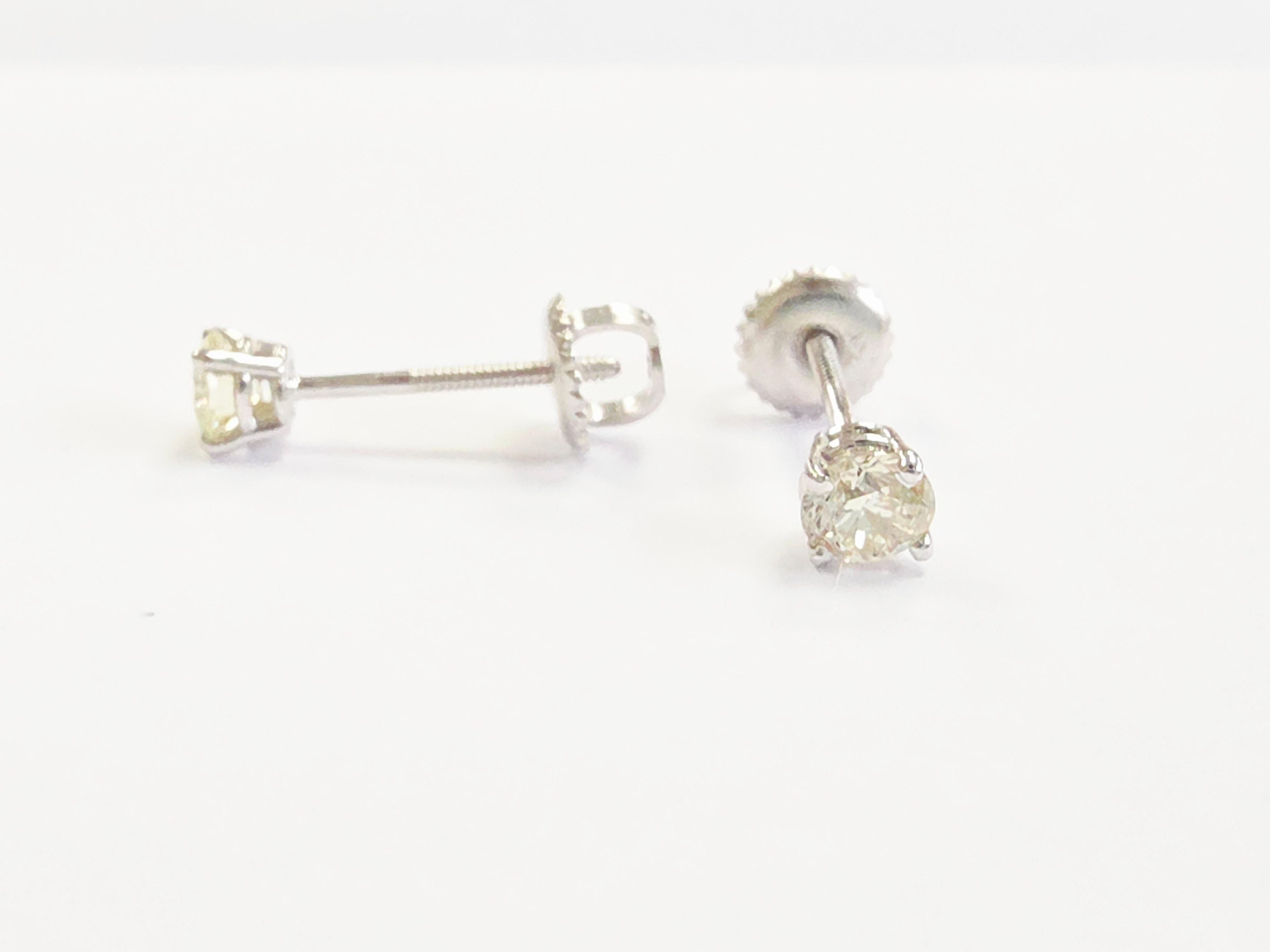 Taglio rotondo 0,52 carati di diamante naturale a forma rotonda con borchie in oro bianco 14 carati in vendita