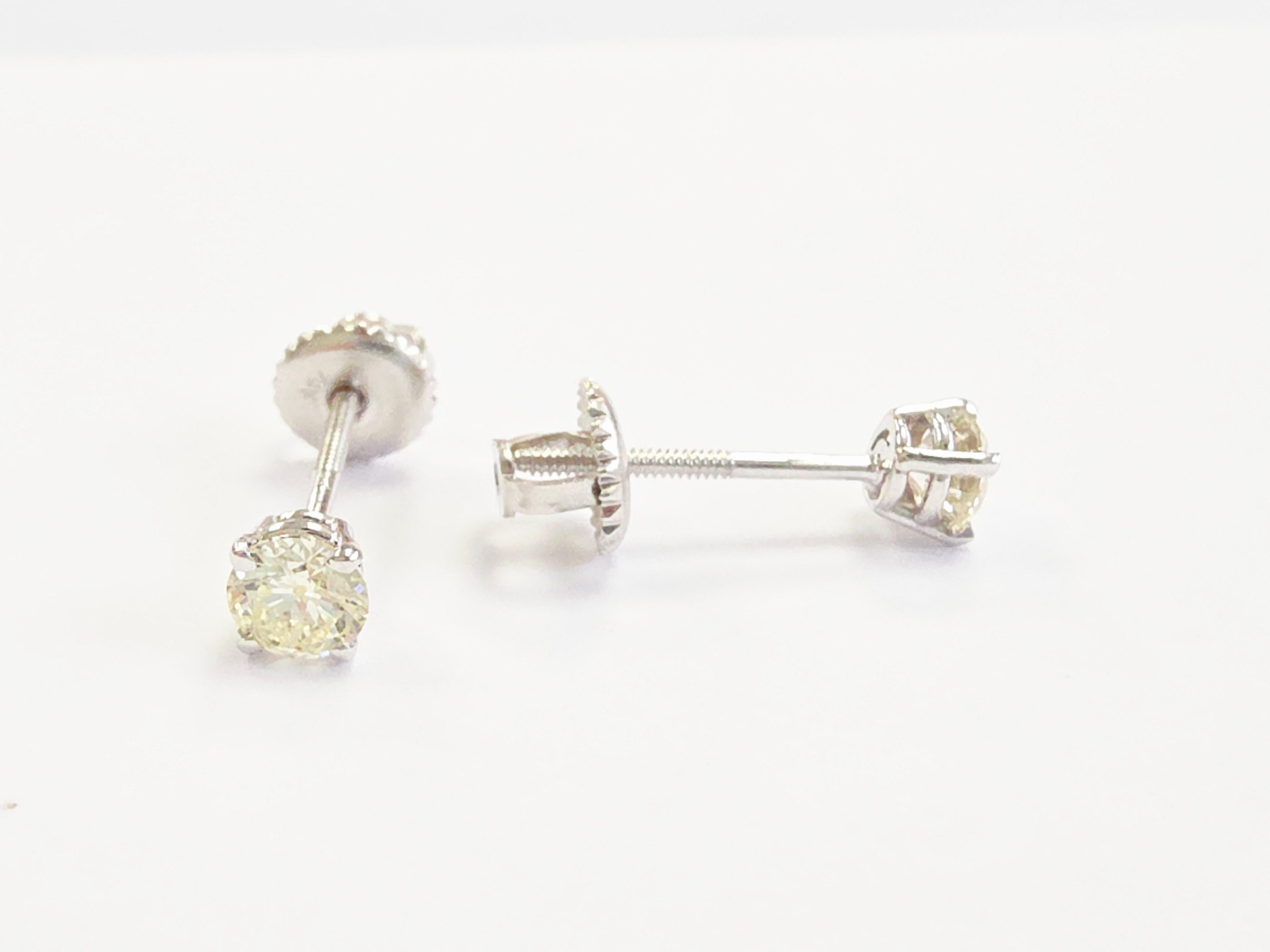 0,52 carati di diamante naturale a forma rotonda con borchie in oro bianco 14 carati In condizioni Nuovo in vendita a Great Neck Plaza, NY