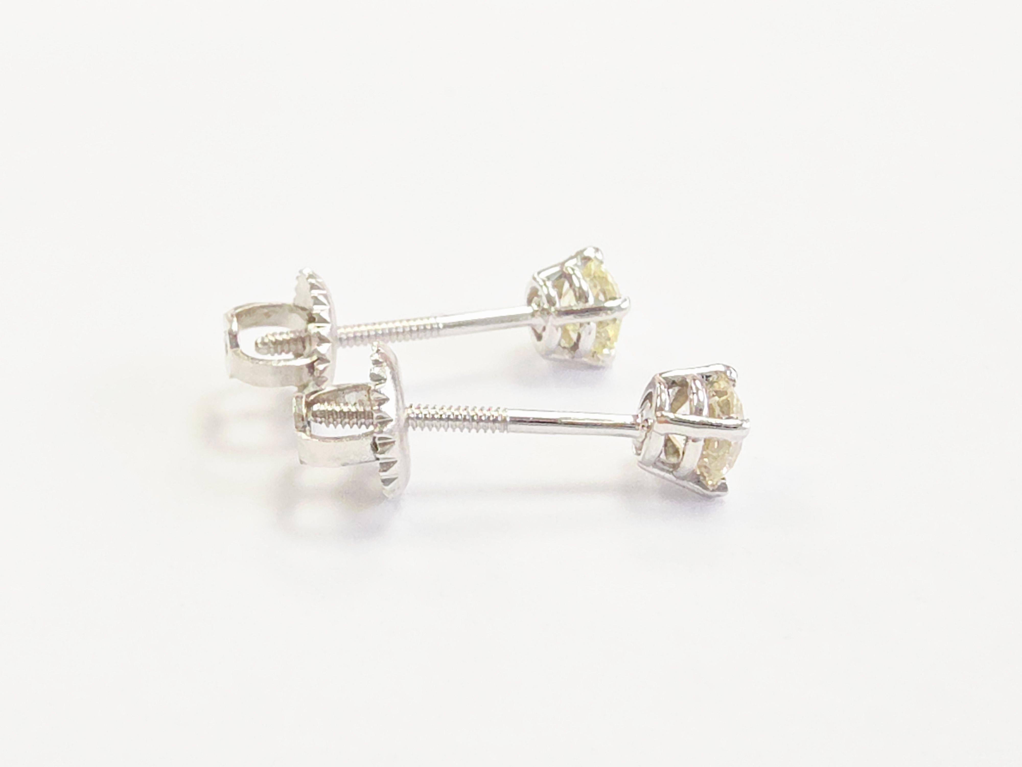 da uomo o donna 0,52 carati di diamante naturale a forma rotonda con borchie in oro bianco 14 carati in vendita