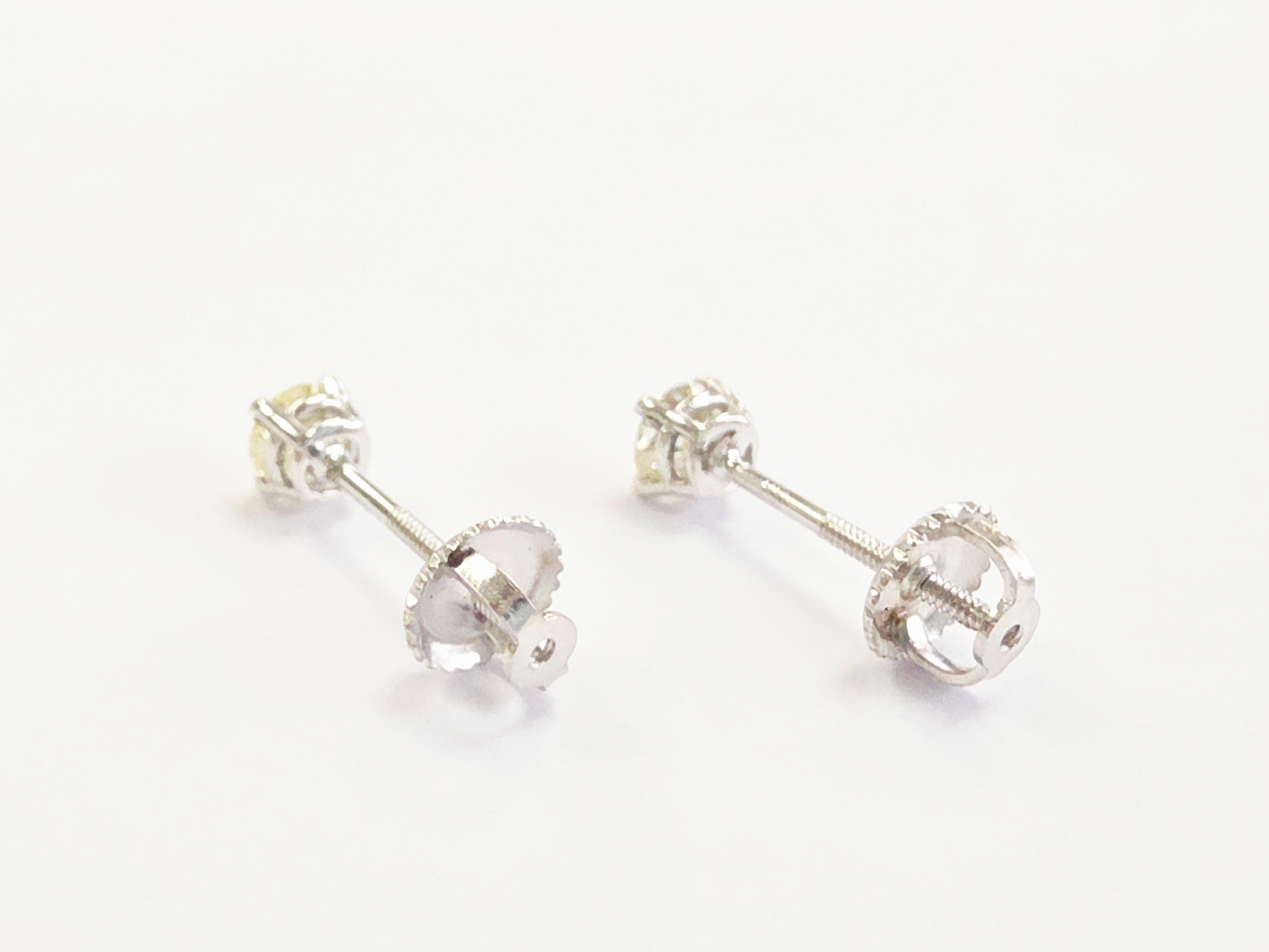 0,52 carati di diamante naturale a forma rotonda con borchie in oro bianco 14 carati in vendita 1
