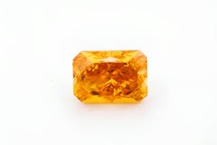 0,52 ct, rechteckig mit abgeschrägten Ecken Mod. Brillanter, ausgefallener, leuchtend gelb-orangefarbener Diamant der Reinheitsklasse SI2