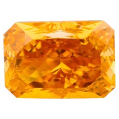 0,52 ct, rechteckig mit abgeschrägten Ecken Mod. Brillanter, ausgefallener, leuchtend gelb-orangefarbener Diamant der Reinheitsklasse SI2