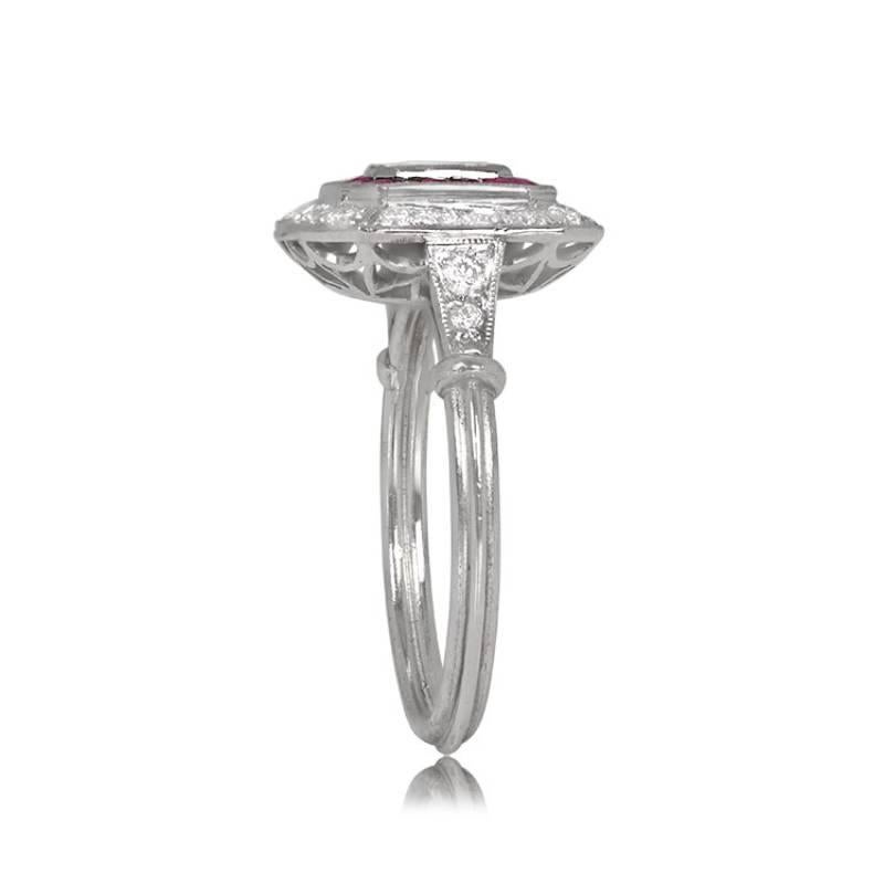 Art déco Bague de fiançailles avec diamant taille émeraude 0,52 carat, halo de diamants et rubis, platine  en vente