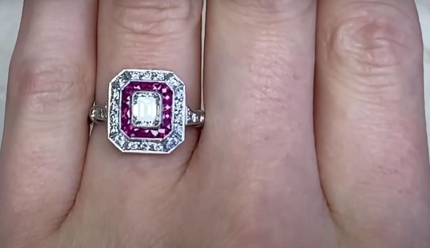 Taille émeraude Bague de fiançailles avec diamant taille émeraude 0,52 carat, halo de diamants et rubis, platine  en vente