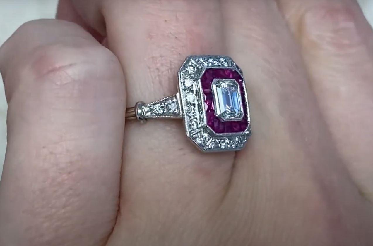 Bague de fiançailles avec diamant taille émeraude 0,52 carat, halo de diamants et rubis, platine  Excellent état - En vente à New York, NY