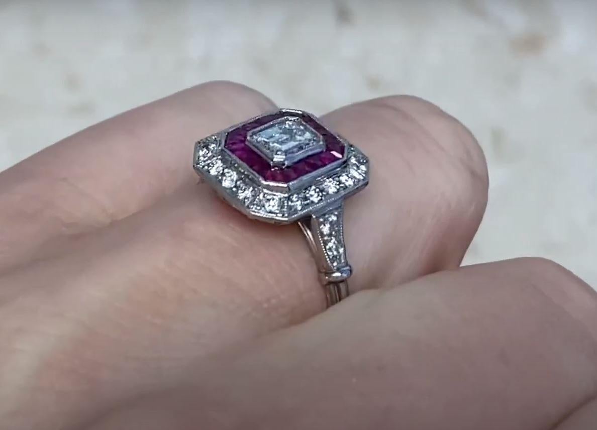 Bague de fiançailles avec diamant taille émeraude 0,52 carat, halo de diamants et rubis, platine  Pour femmes en vente