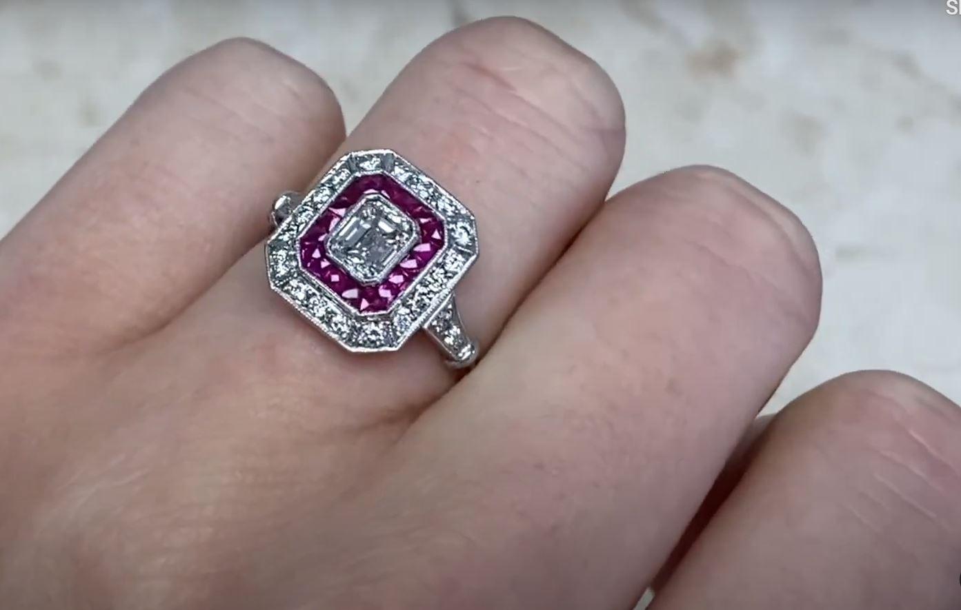 Bague de fiançailles avec diamant taille émeraude 0,52 carat, halo de diamants et rubis, platine  en vente 2