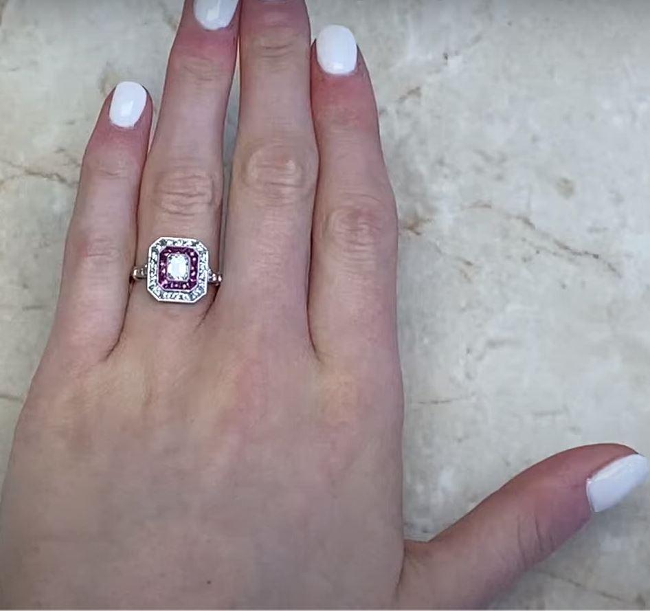 Bague de fiançailles avec diamant taille émeraude 0,52 carat, halo de diamants et rubis, platine  en vente 3