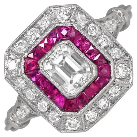 Bague de fiançailles avec diamant taille émeraude 0,52 carat, halo de diamants et rubis, platine  en vente
