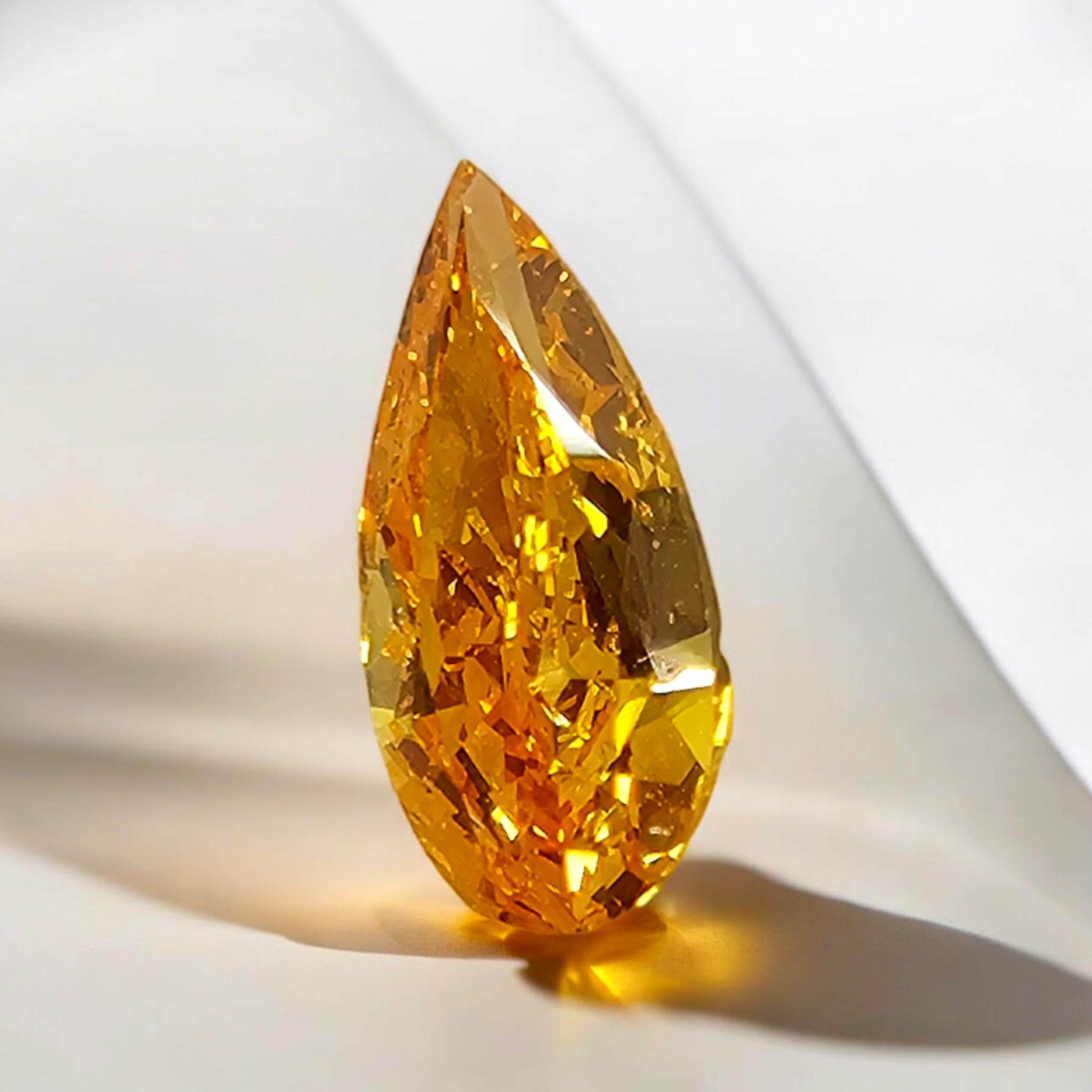 0,52 Carati 
Arancione vivido di fantasia
Forma a pera 
Chiarezza SI2 
'Forte Fluorescenza Gialla' che attribuisce la vibrante tonalità di colore 
Diamante certificato GIA 

Questo pezzo può essere visto prima dell'acquisto nel nostro showroom di