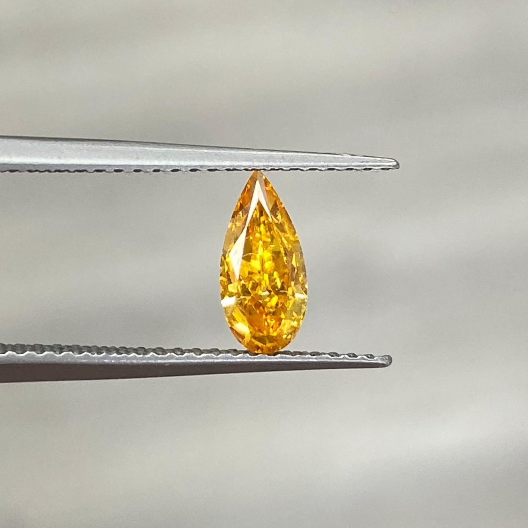 Taglio a goccia 0,52 ct GIA SI2 Fancy Yellowish Orange Pear Diamond in vendita