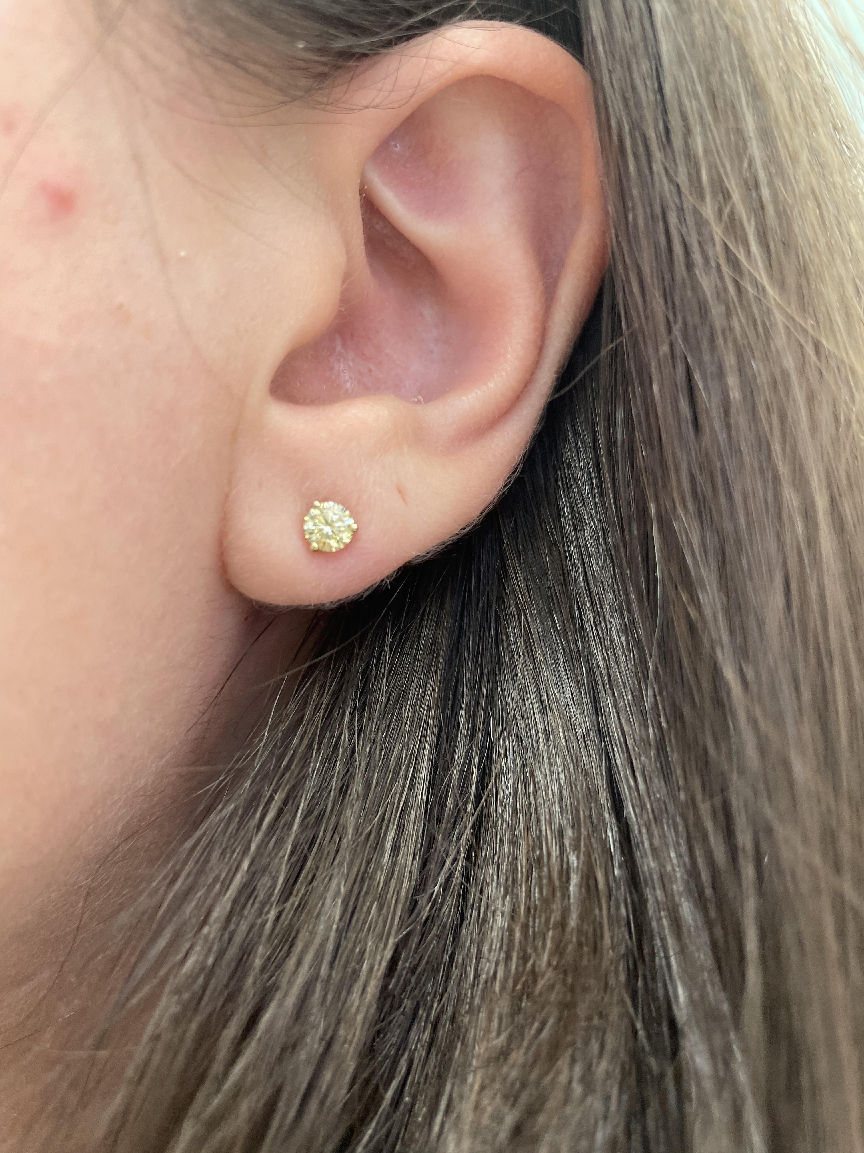 Boucles d'oreilles classiques en diamant naturel.
Deux diamants ronds naturels de taille brillant assortis de 0,52 carats au total. Couleur jaune clair approximative et pureté SI2. Serti à quatre pointes, or jaune 14k, 1,03 grammes.
Sur demande, une