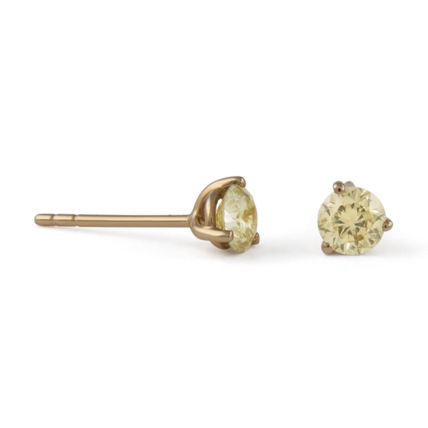 Contemporain Clous d'oreilles en or jaune 14 carats avec diamants ronds jaune clair 0,52 carat en vente