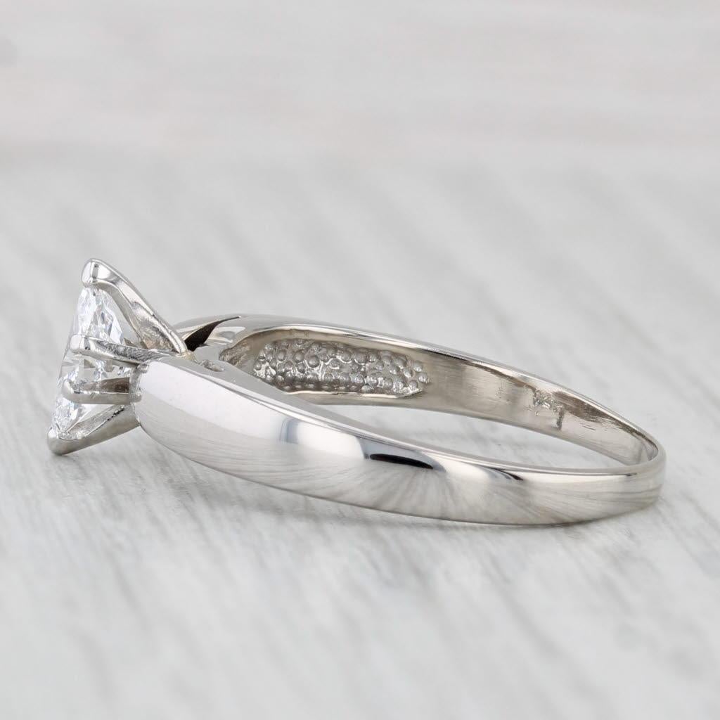 Información sobre la gema:
- Diamante natural -
Quilates - 0.52ct 
Talla - Marquise Brillante
Color - D
Claridad - VVS1
GIA grabado 11418152
Este anillo viene con tarjeta de tasación GGL.

Metal: Oro blanco de 14 quilates
Peso: 4.3 gramos 
Sellos: