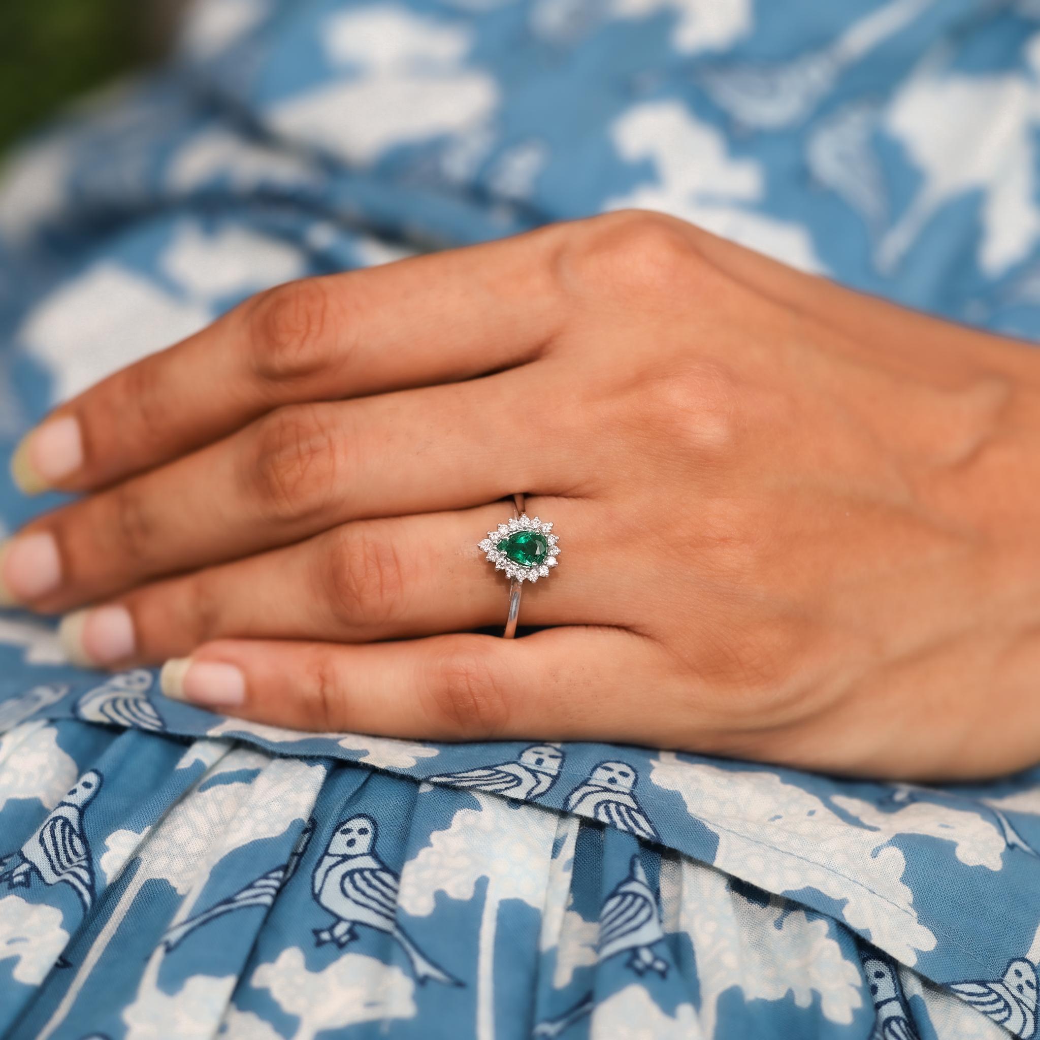 Bague de fiançailles Halo en or blanc 18 carats avec diamants, émeraude de 0,52 carats en taille poire en vente 4