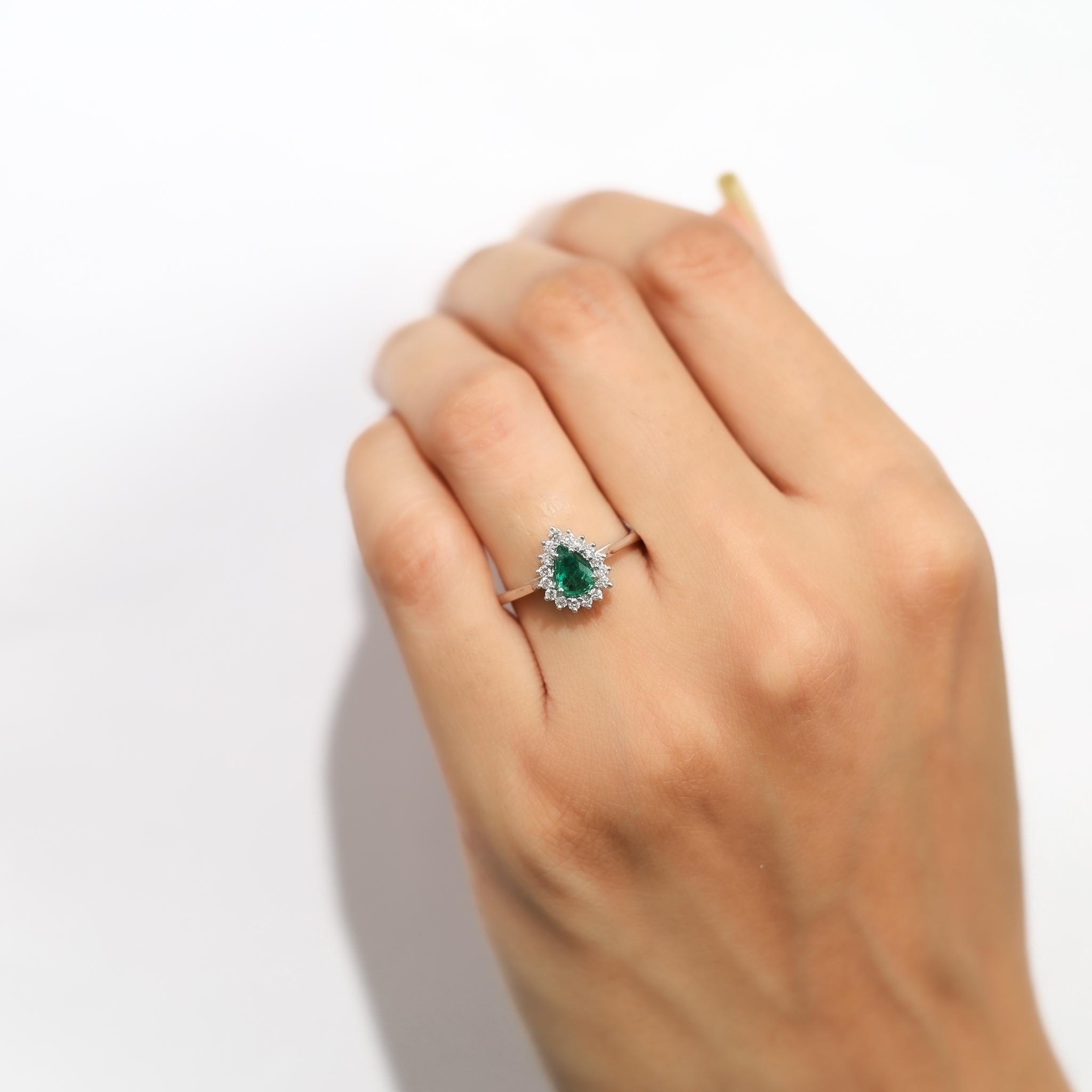 Bague de fiançailles Halo en or blanc 18 carats avec diamants, émeraude de 0,52 carats en taille poire Pour femmes en vente