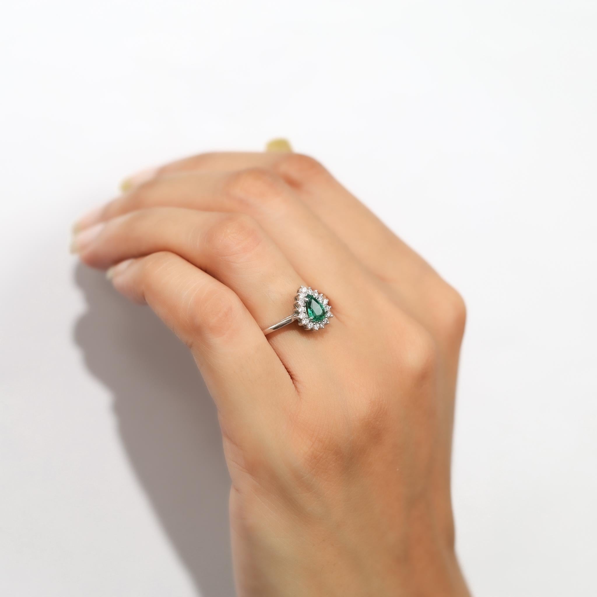 Bague de fiançailles Halo en or blanc 18 carats avec diamants, émeraude de 0,52 carats en taille poire en vente 1