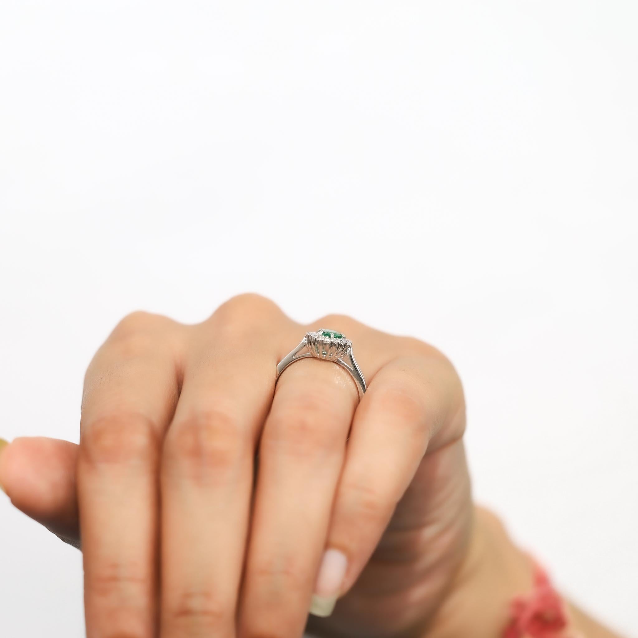 Bague de fiançailles Halo en or blanc 18 carats avec diamants, émeraude de 0,52 carats en taille poire en vente 3