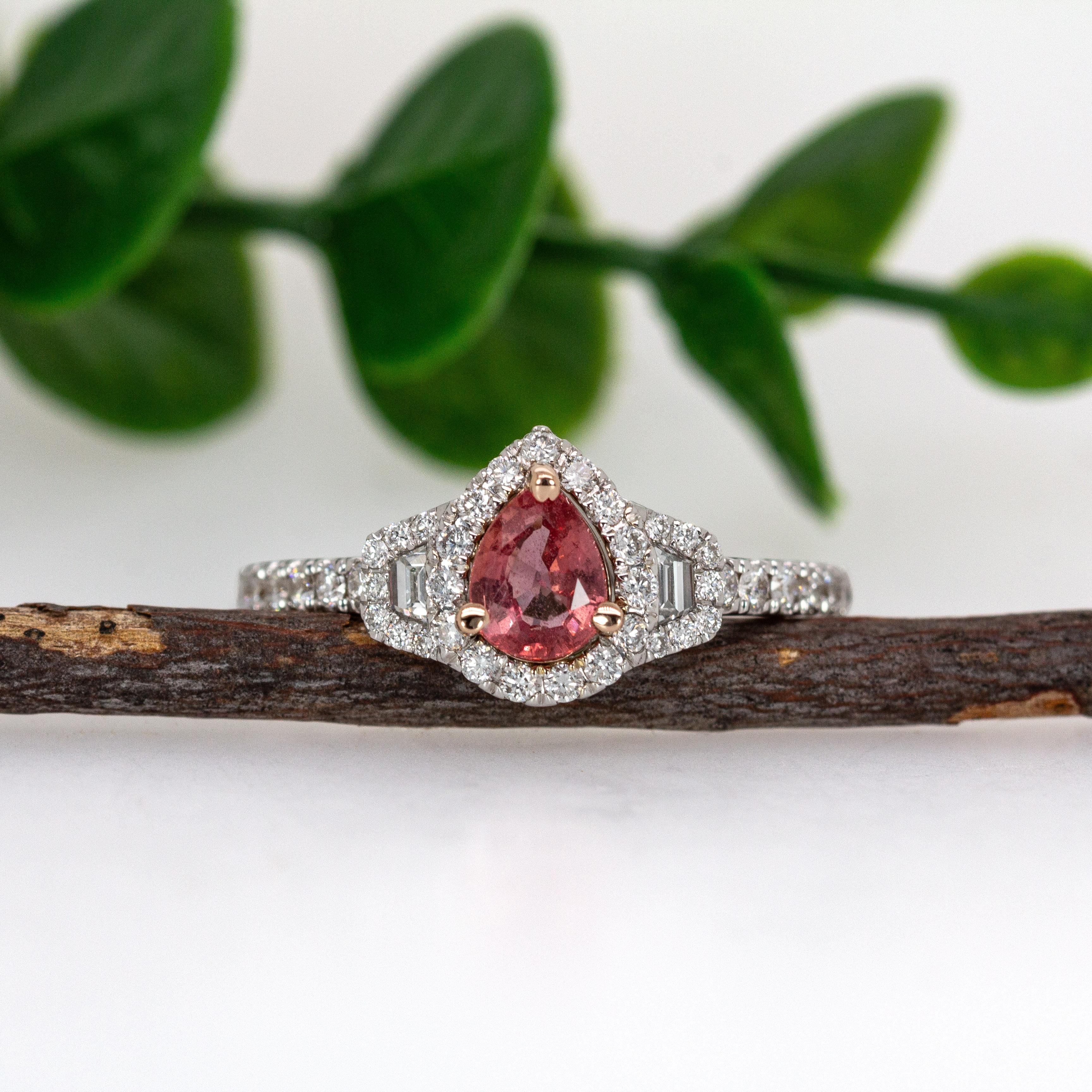 Dieser atemberaubende Ring besteht aus einem 0,52ct Padparadscha Saphir, geschliffen in einer wunderschönen 6x4,5mm Birnenform, eingefasst in ein luxuriöses 14K Goldband. Der atemberaubende Saphir ist von 34 natürlichen Diamanten mit einem