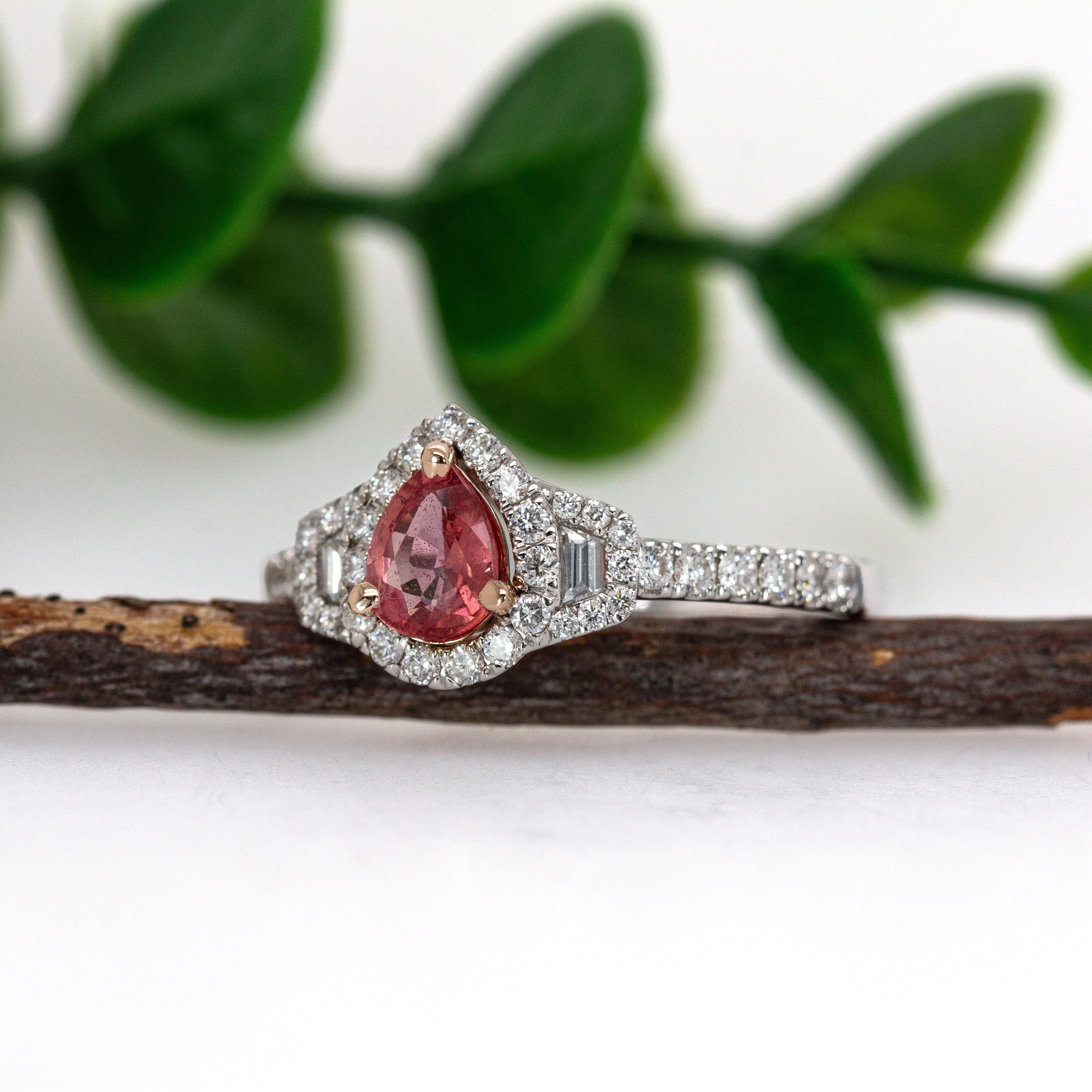 0,52cts Padparadscha Sapphire Ring mit natürlichen Diamanten in 14K Gold  Birne 6x4.5mm (Tropfenschliff) im Angebot