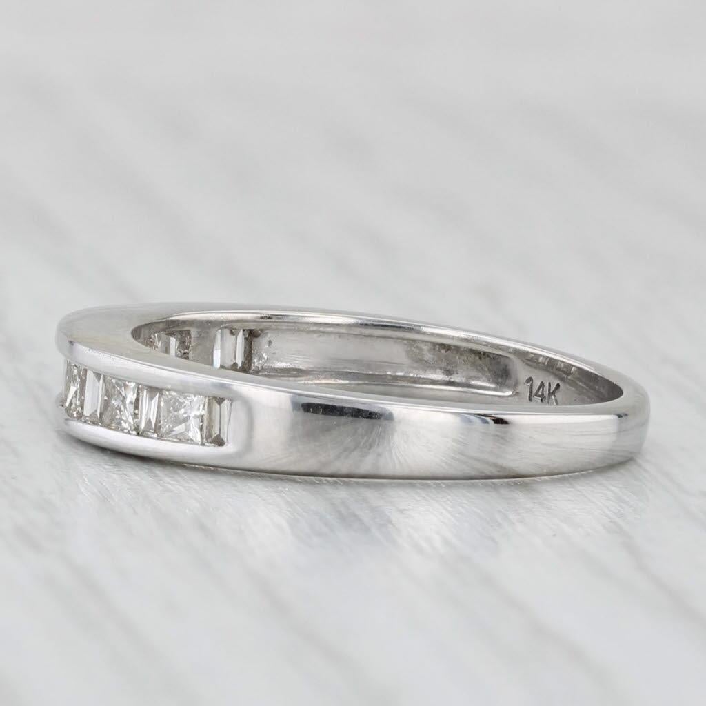 Informations sur les pierres précieuses :
- Diamants naturels -
Total des carats - 0.52ctw
Taille - Princesse 0,42ctw, Baguette 0,10ctw
Couleur - H - I
Clarté - VS2 - SI1

Métal : Or blanc 14k
Poids : 2,8 grammes 
Timbres : 14k
Hauteur de la face :