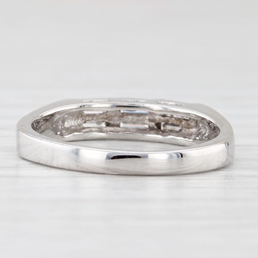 Taglio baguette Anello nuziale in platino con diamante da 0,52 ct. Misura 7,5 Banda impilabile Anniversario in vendita
