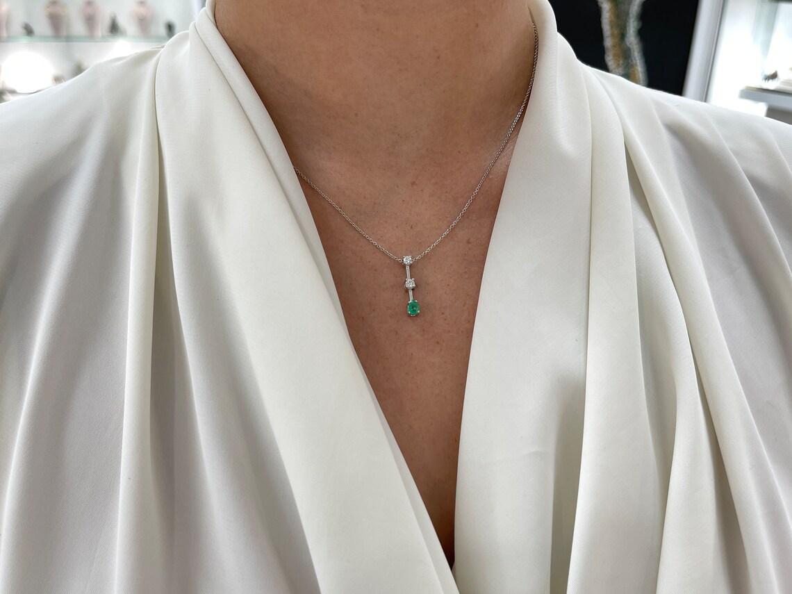 0,52tcw 14K kolumbianischer Smaragd & Diamant-Tropfen-Anhänger abgestufte Halskette im Angebot 4