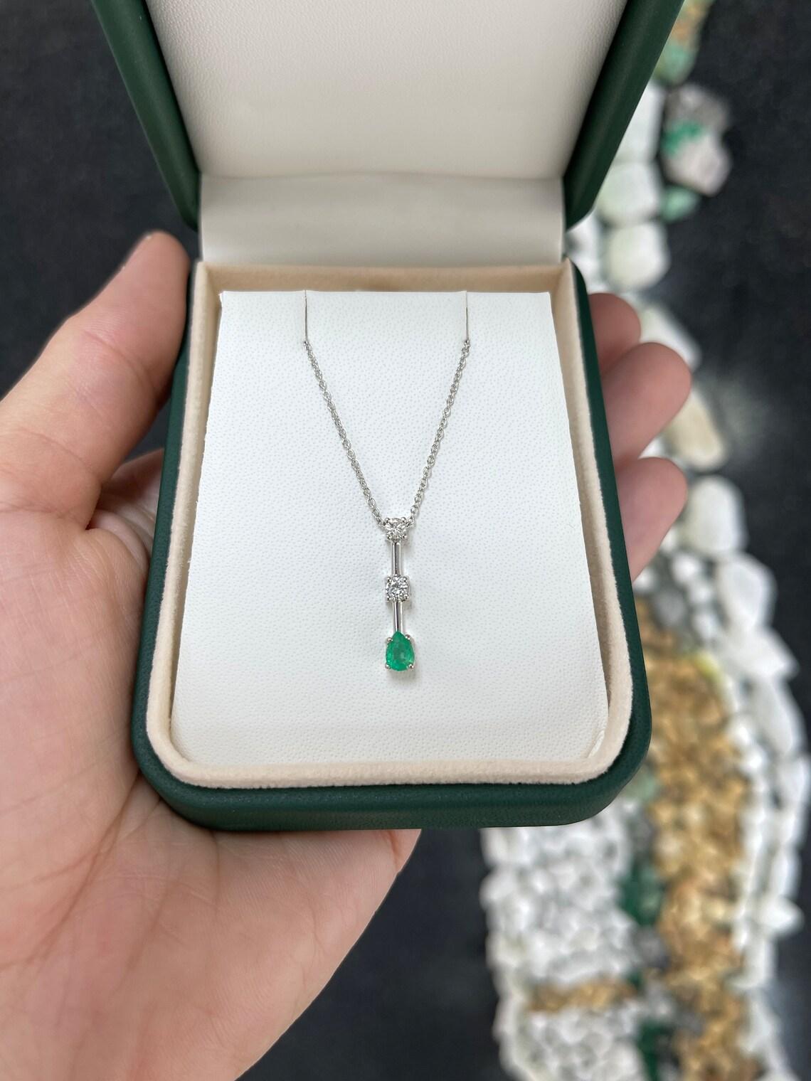 0,52tcw 14K kolumbianischer Smaragd & Diamant-Tropfen-Anhänger abgestufte Halskette (Moderne) im Angebot