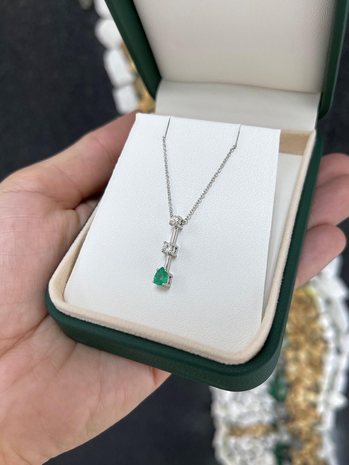 0,52tcw 14K kolumbianischer Smaragd & Diamant-Tropfen-Anhänger abgestufte Halskette im Zustand „Neu“ im Angebot in Jupiter, FL