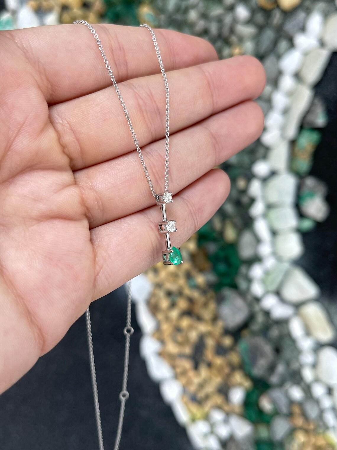 0,52tcw 14K kolumbianischer Smaragd & Diamant-Tropfen-Anhänger abgestufte Halskette im Angebot 1