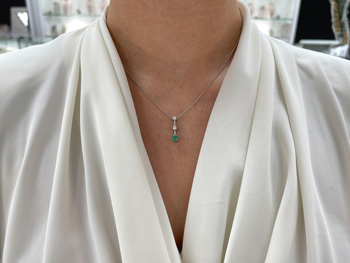 0,52tcw 14K kolumbianischer Smaragd & Diamant-Tropfen-Anhänger abgestufte Halskette im Angebot 2