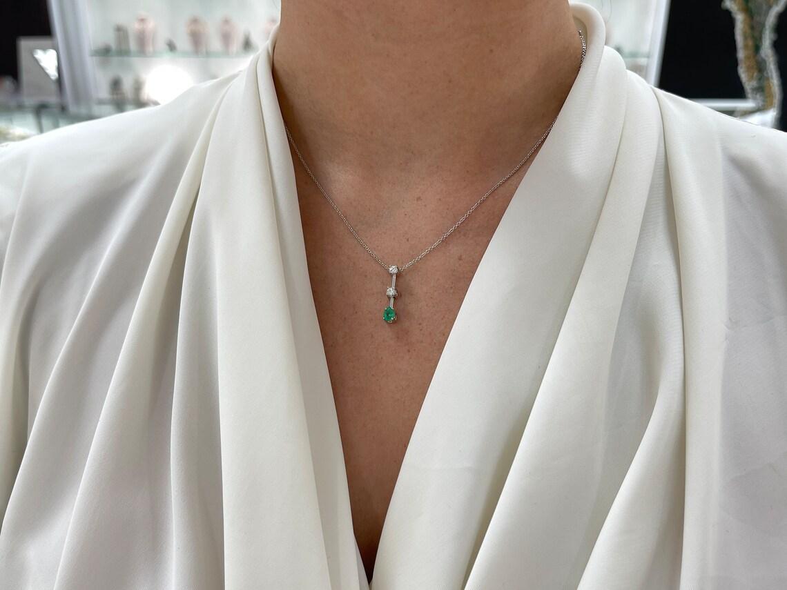 0,52tcw 14K kolumbianischer Smaragd & Diamant-Tropfen-Anhänger abgestufte Halskette im Angebot 3