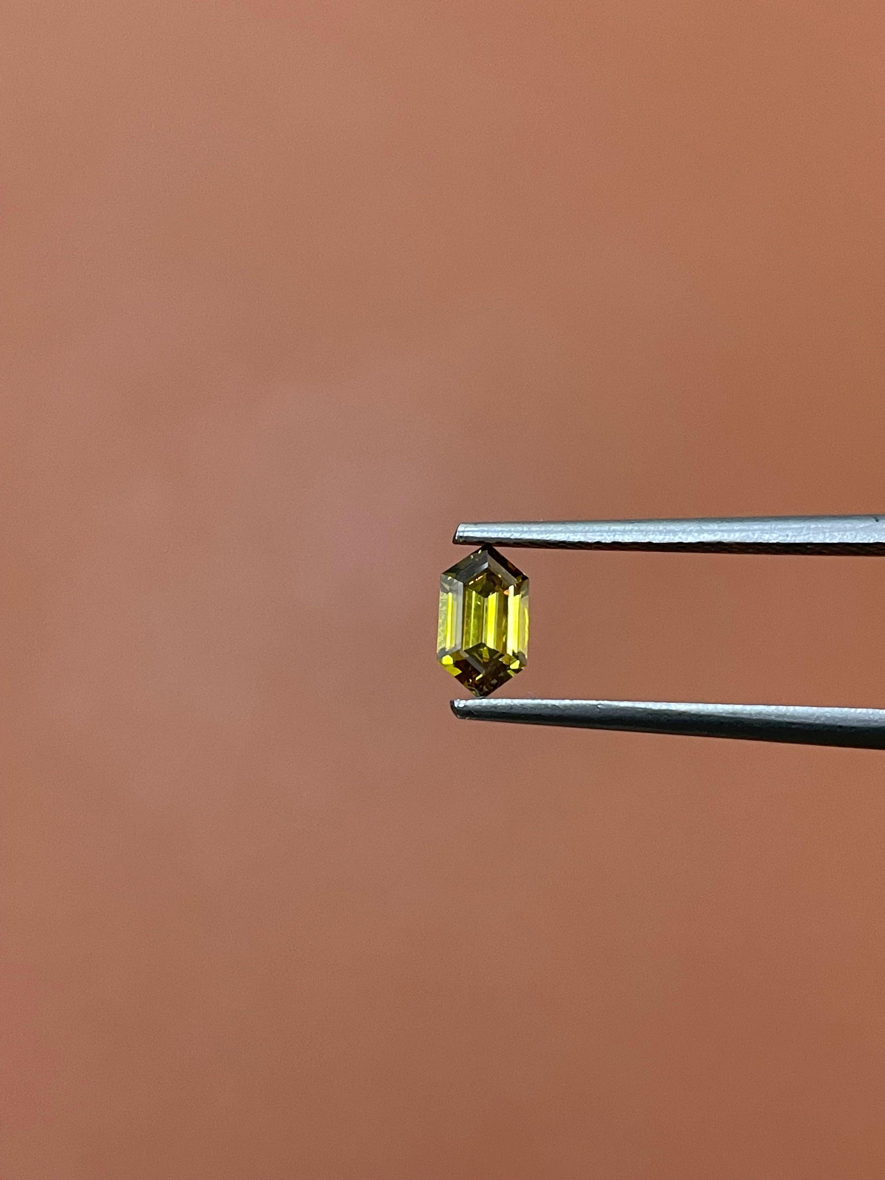 ARTIKELBEZEICHNUNG
ID #:
NYC53941
Steinform:
MODIFIZIERTER SECHSKANT-STUFENSCHNITT
Gewicht der Diamanten:
0,53ct
Klarheit:
SI1
Farbe:
Fancy Deep Brownish Greenish Yellow
Schnitt:
Ausgezeichnet
Abmessungen:
6.98 x 3.95 x 2.66
