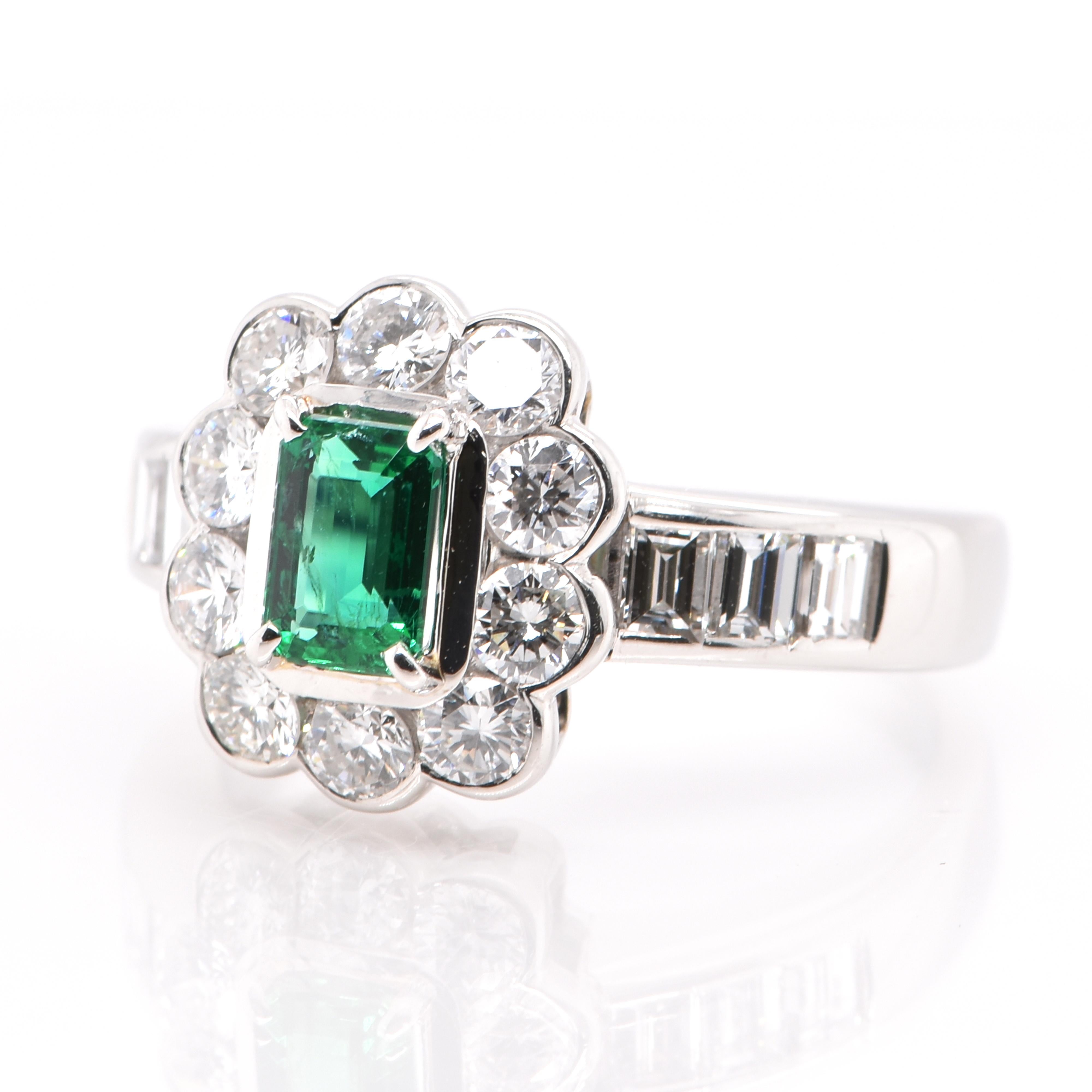 Ein atemberaubender Ring mit einem 0,53 Karat, natürlichen, lebhaft-grünen, kolumbianischen Smaragd und 1,40 Karat Diamant-Akzenten in Platin gefasst. Seit Tausenden von Jahren bewundern die Menschen das Grün des Smaragds. Smaragde werden seit jeher
