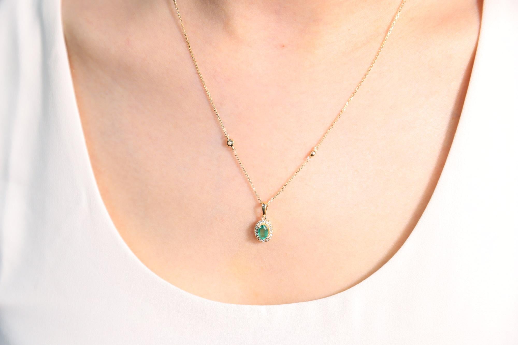 Faites preuve d'élégance avec ce pendentif en or jaune 10 carats de Gin and Grace. Ce pendentif est composé d'une émeraude de 6x4 mm de taille ovale (1 pièce) 0,53 carat et d'un diamant blanc de taille ronde (16 pièces) 0,10 carat. Ce pendentif pèse