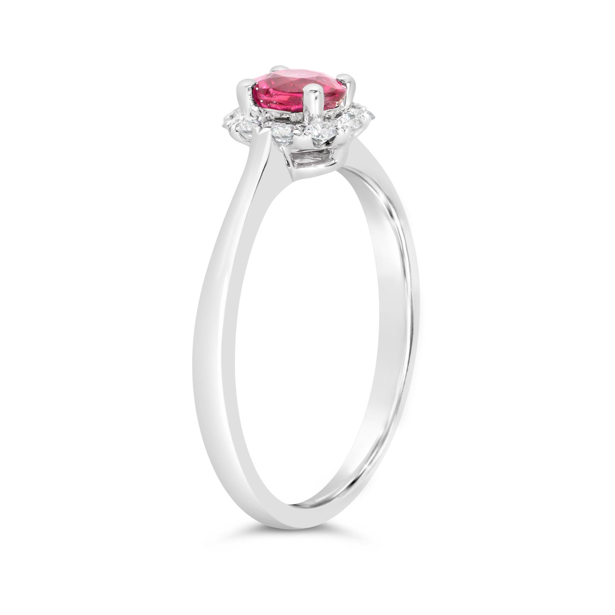Roman Malakov 0.53 Carat Oval Cut Ruby & Diamond Halo Engagement Ring Contemporáneo en venta