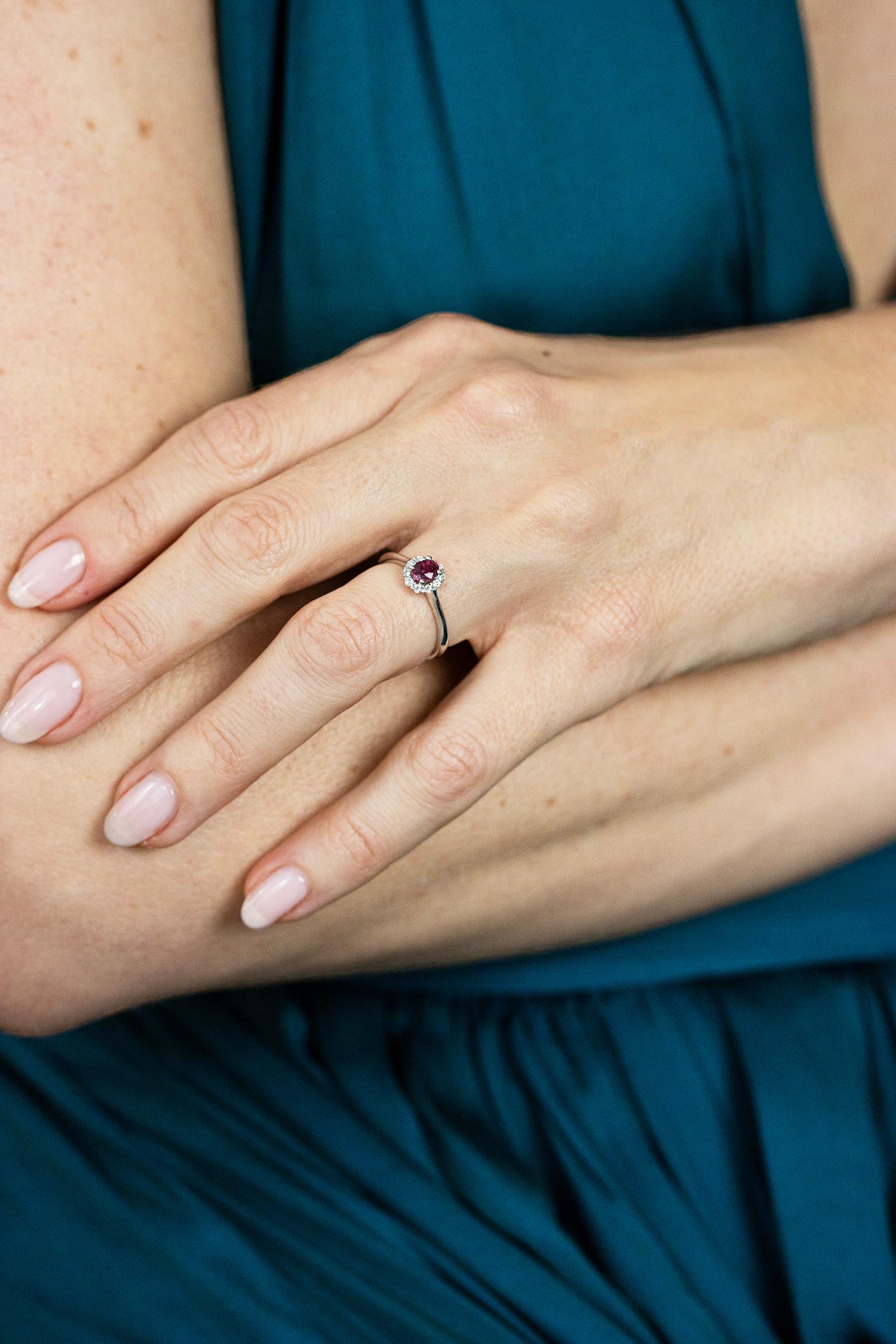 De las mujeres Roman Malakov 0.53 Carat Oval Cut Ruby & Diamond Halo Engagement Ring en venta