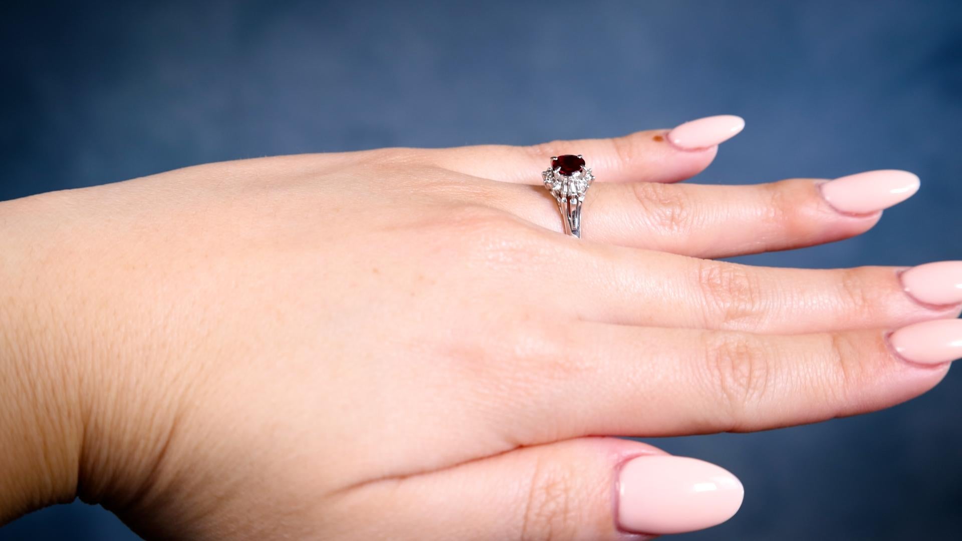 0.53 Carat Ruby Diamond Platinum Cluster Ring Excellent état - En vente à Beverly Hills, CA