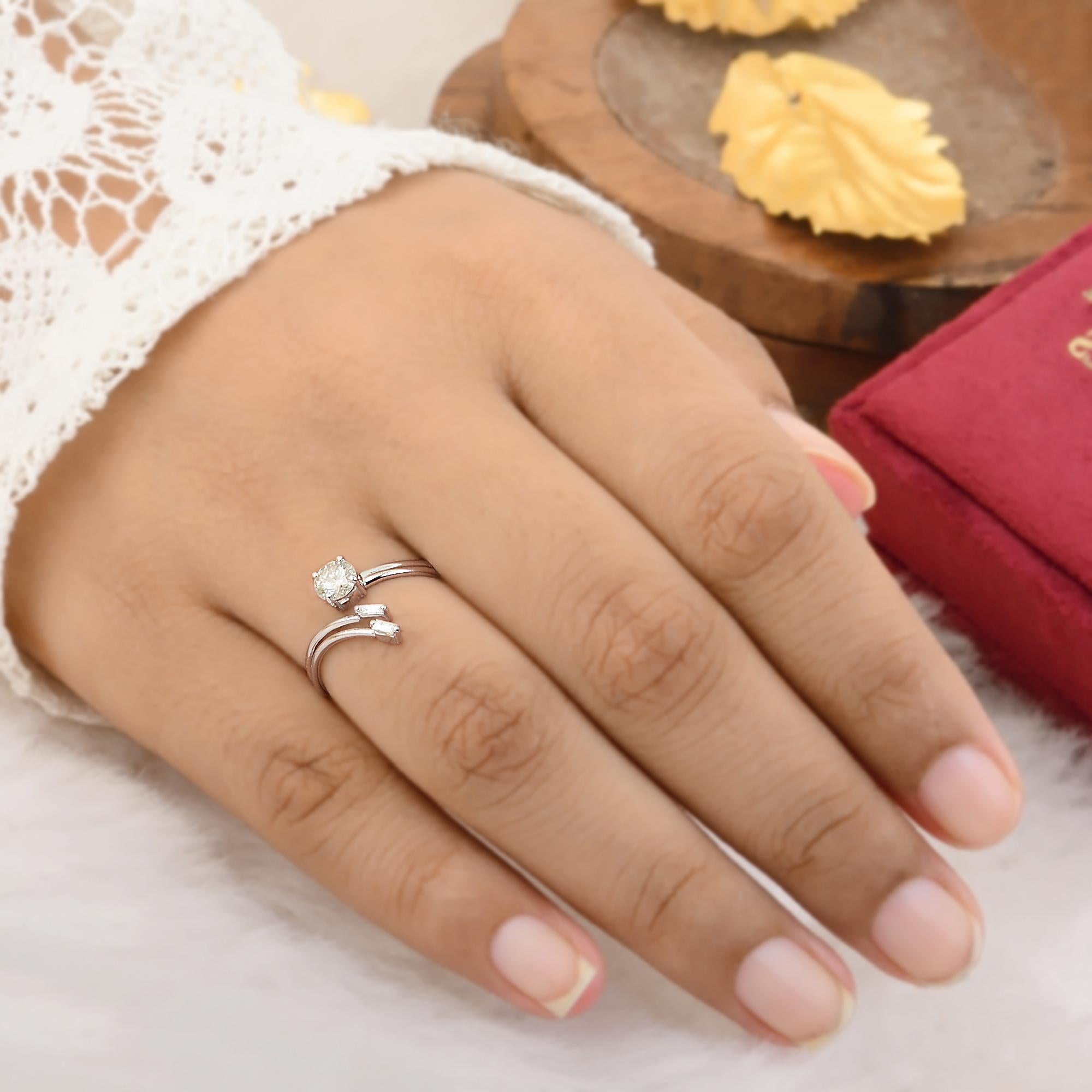 0.53 Carat SI/H Round Brilliant Cut Diamond Ring 10 Karat White Gold Jewelry In New Condition For Sale In Diera, Dubai