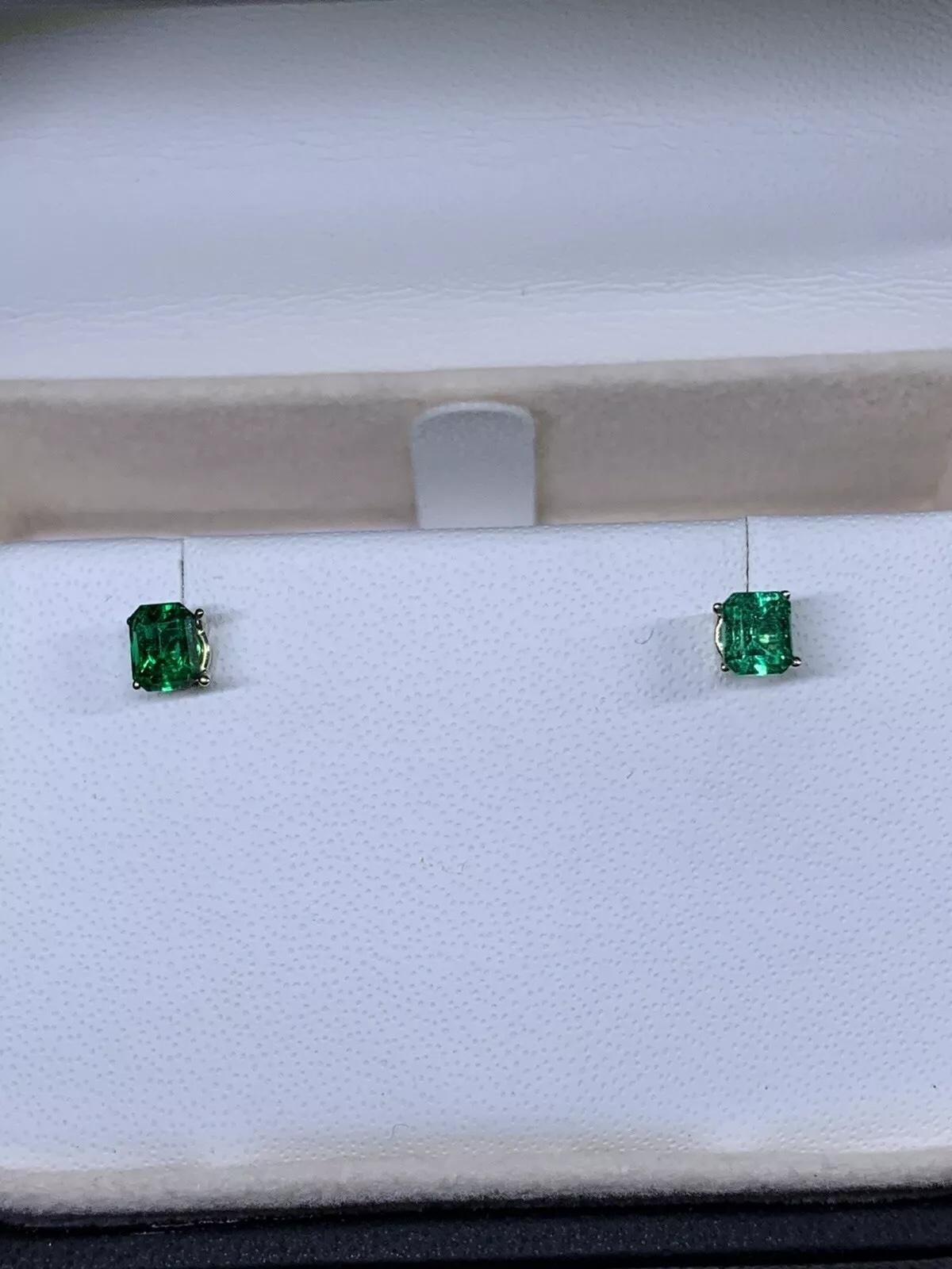 Whiting présente une superbe paire de boucles d'oreilles en or blanc 18 ct, ornées d'une magnifique émeraude colombienne de 0,53 ct. Ces boucles d'oreilles sont parfaites pour ajouter une touche d'élégance à n'importe quelle tenue. Le style de la