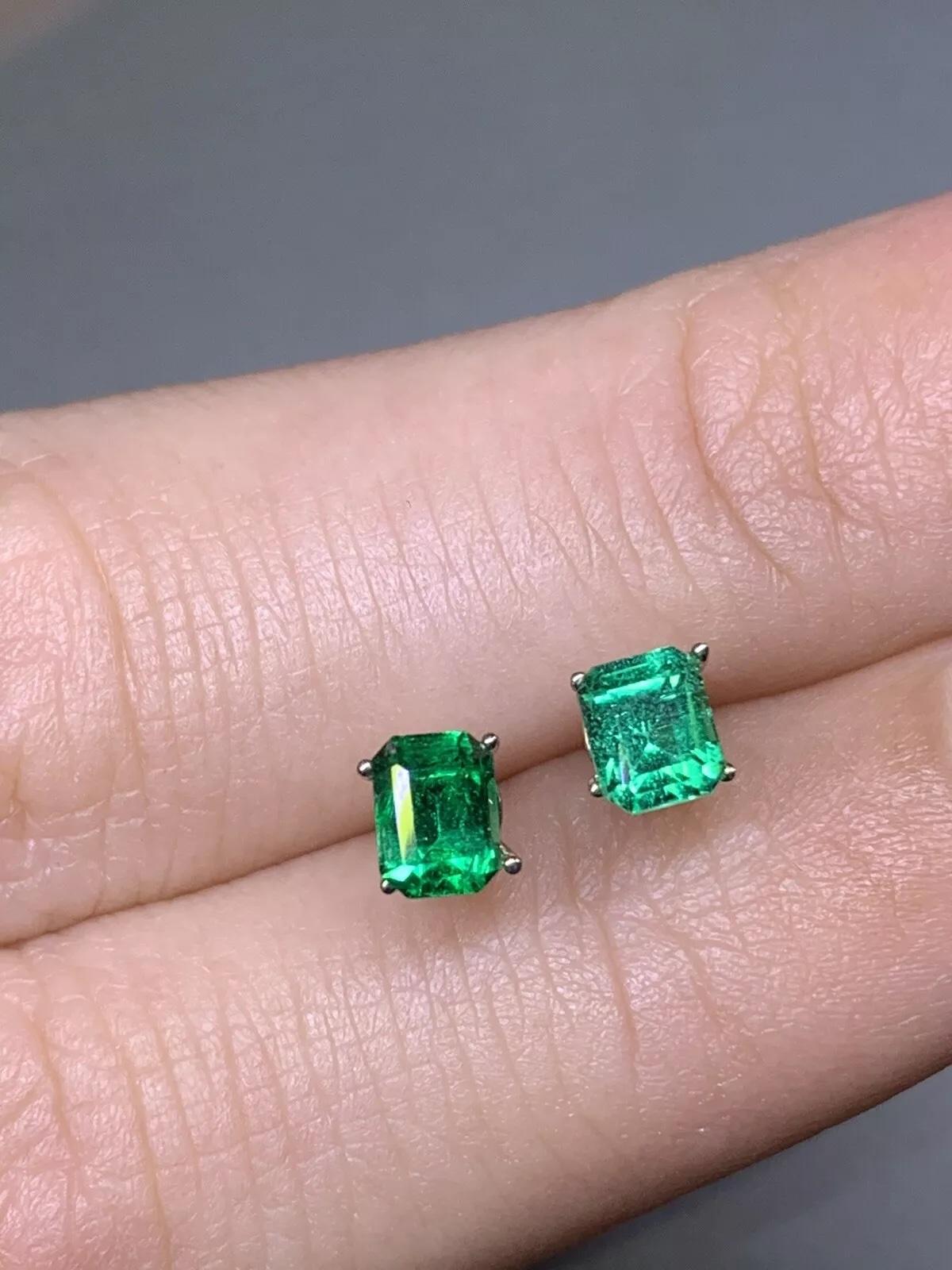 Taille émeraude 0.53ct Colombian Emerald Solitaire Stud Ears en or blanc 18ct en vente