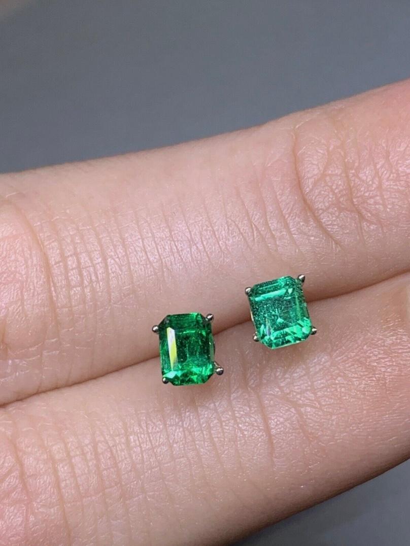 Taille poire 0.53ct Colombian Emerald Solitaire Stud Ears en or blanc 18ct en vente