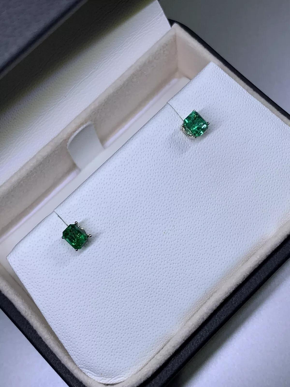 0.53ct Colombian Emerald Solitaire Stud Ears en or blanc 18ct Neuf - En vente à London, GB