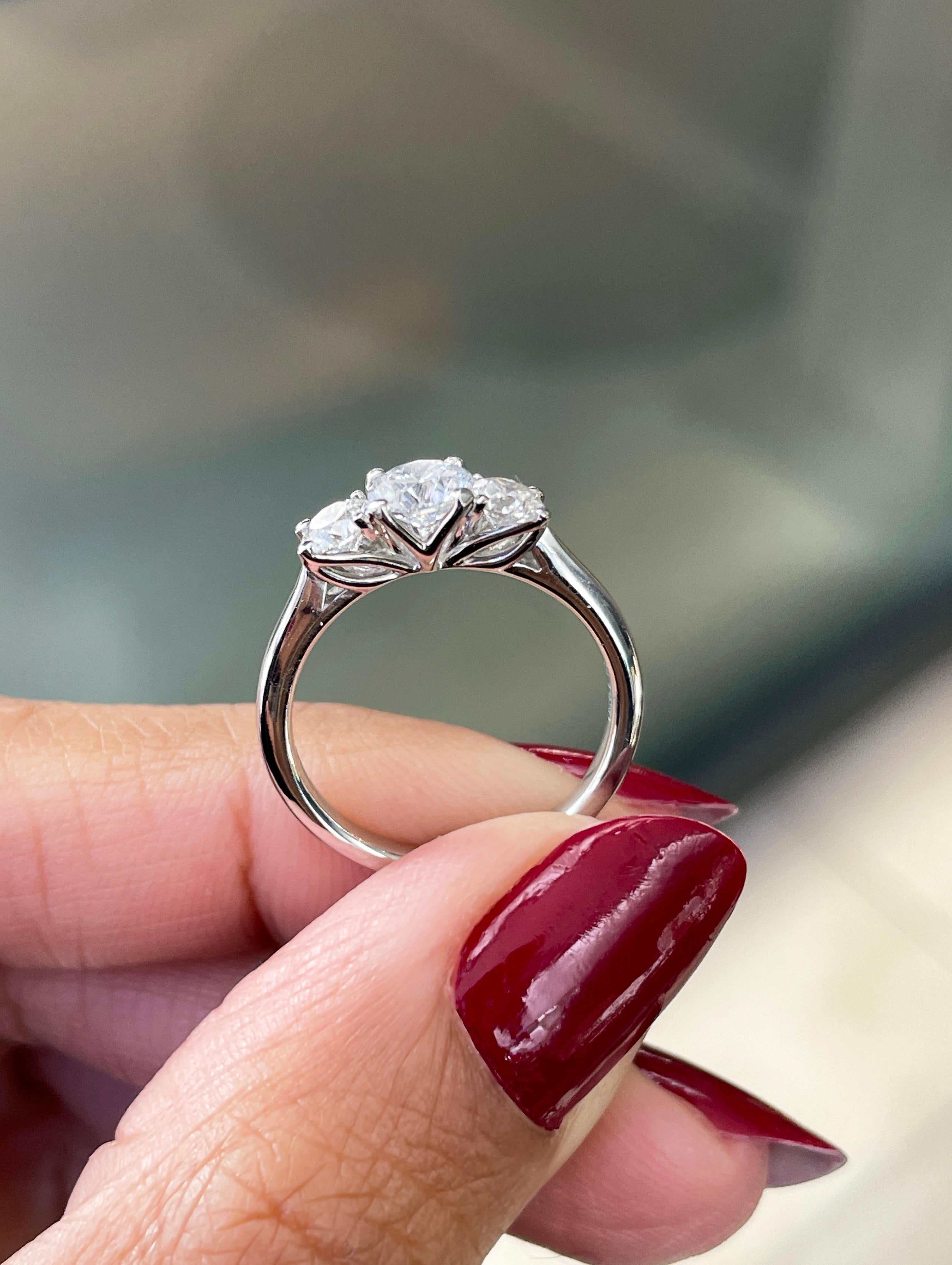 0.53ct E VS2 Diamond Three-Stone Platinum Engagement Ring In New Condition For Sale In London, GB