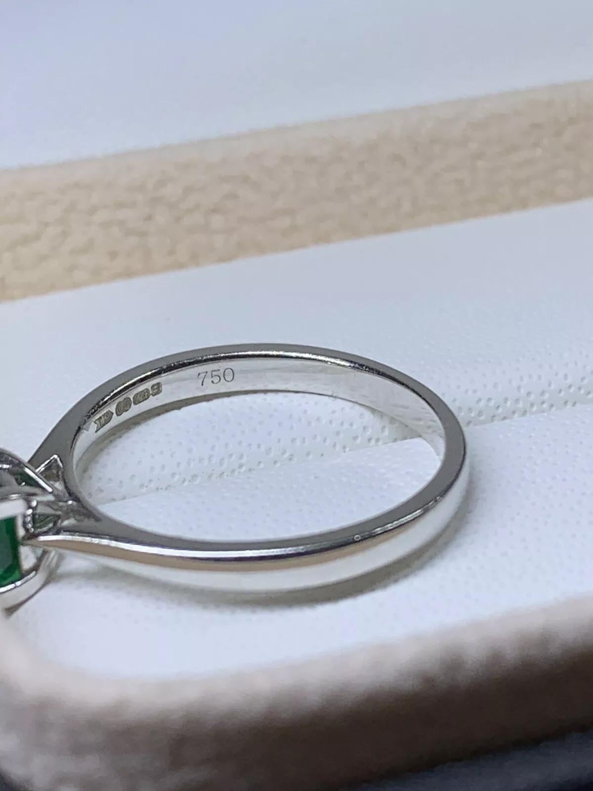 Dieser atemberaubende Ring aus 18 Karat Weißgold enthält einen wunderschönen grünen Smaragd von 0,53 Karat in einer klassischen Solitärfassung. Der Ring ist perfekt für jeden besonderen Anlass, insbesondere für Verlobungen. Die Ringgröße ist M 1/2