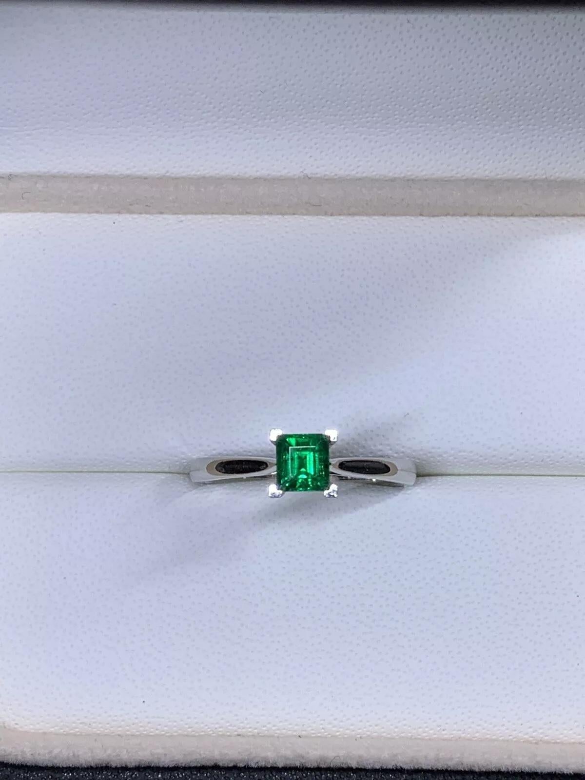 0,53 Karat Grüner Smaragd Solitär Verlobungsring aus 18 Karat Weißgold (Smaragdschliff) im Angebot