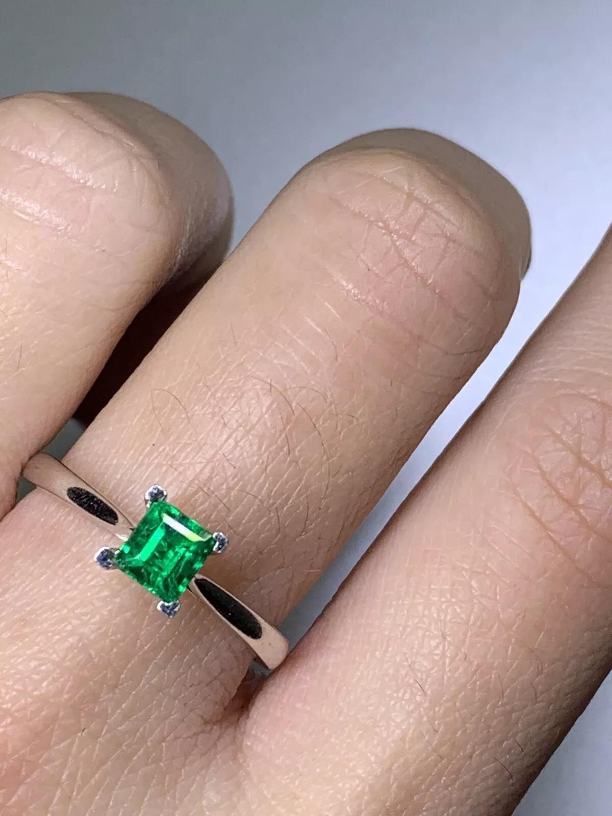 0,53 Karat Grüner Smaragd Solitär Verlobungsring aus 18 Karat Weißgold im Zustand „Neu“ im Angebot in London, GB