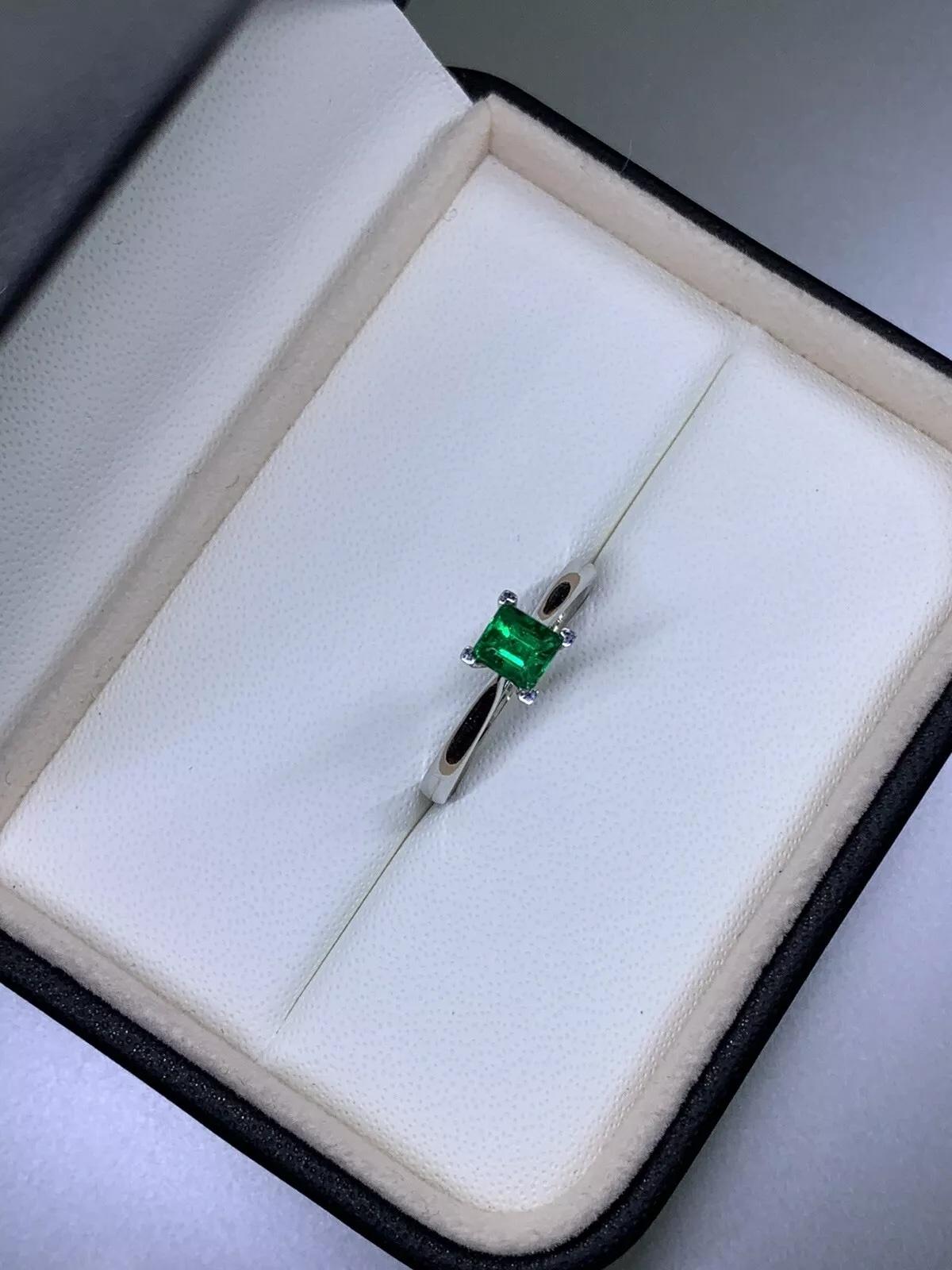 0,53 Karat Grüner Smaragd Solitär Verlobungsring aus 18 Karat Weißgold Damen im Angebot