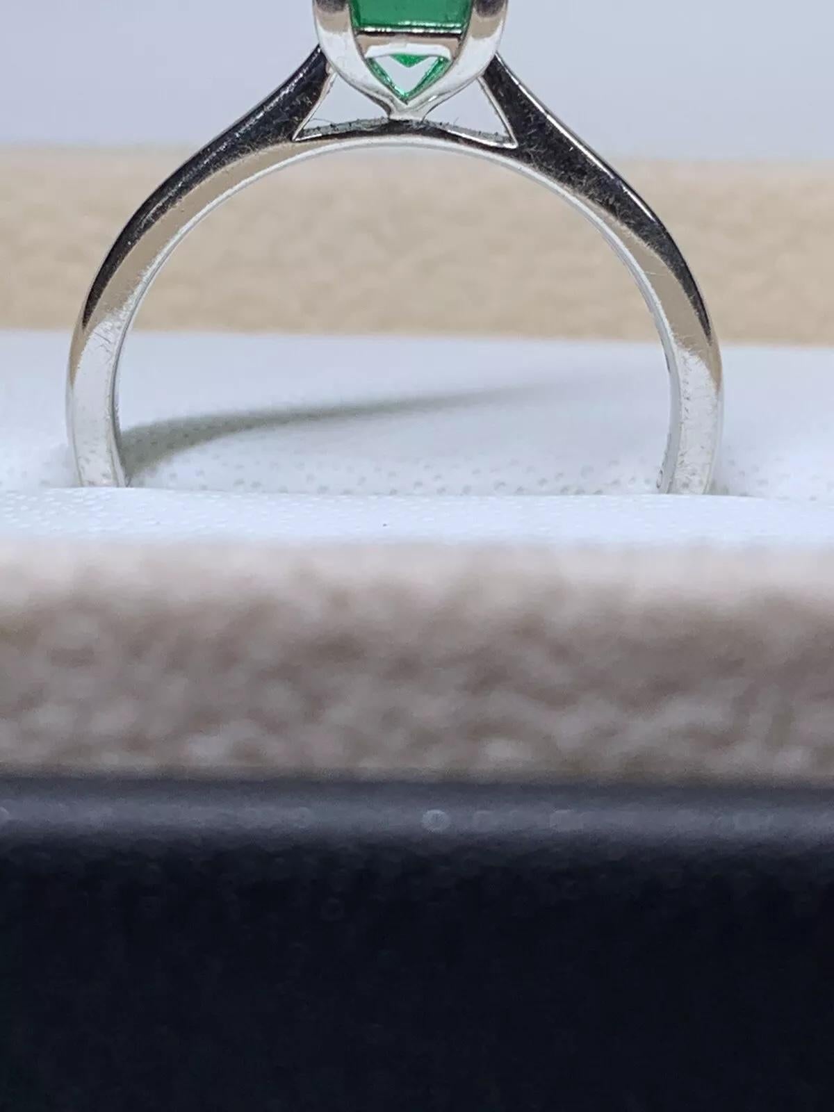 0,53 Karat Grüner Smaragd Solitär Verlobungsring aus 18 Karat Weißgold im Angebot 2