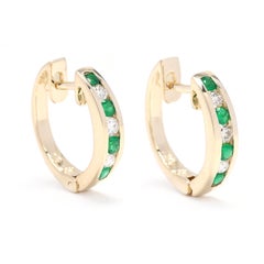 0,53 Karat Diamant- und Smaragd-Creolen, 14k Gelbgold, Huggie-Creolen, funkelnd